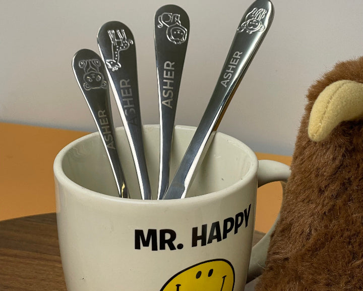 4 set cuttlery sample inside a white cup on the table