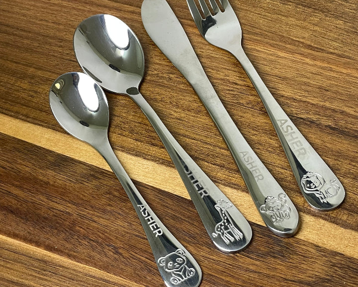 4 set cuttlery sample top view on the table