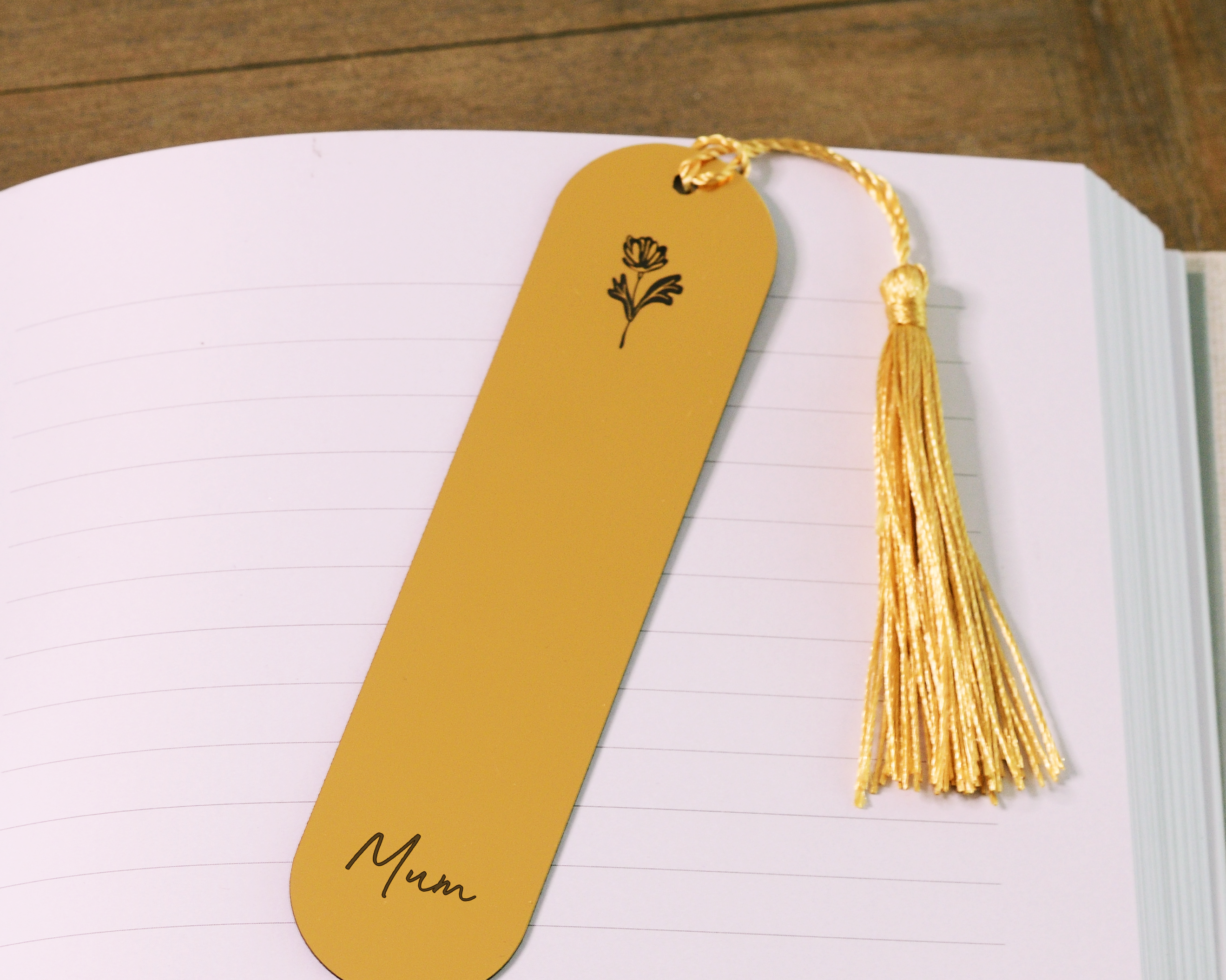 Bookmark-For-Mum_Slim_Rounded-Top_Gold_01_Image_Lifestyle.png