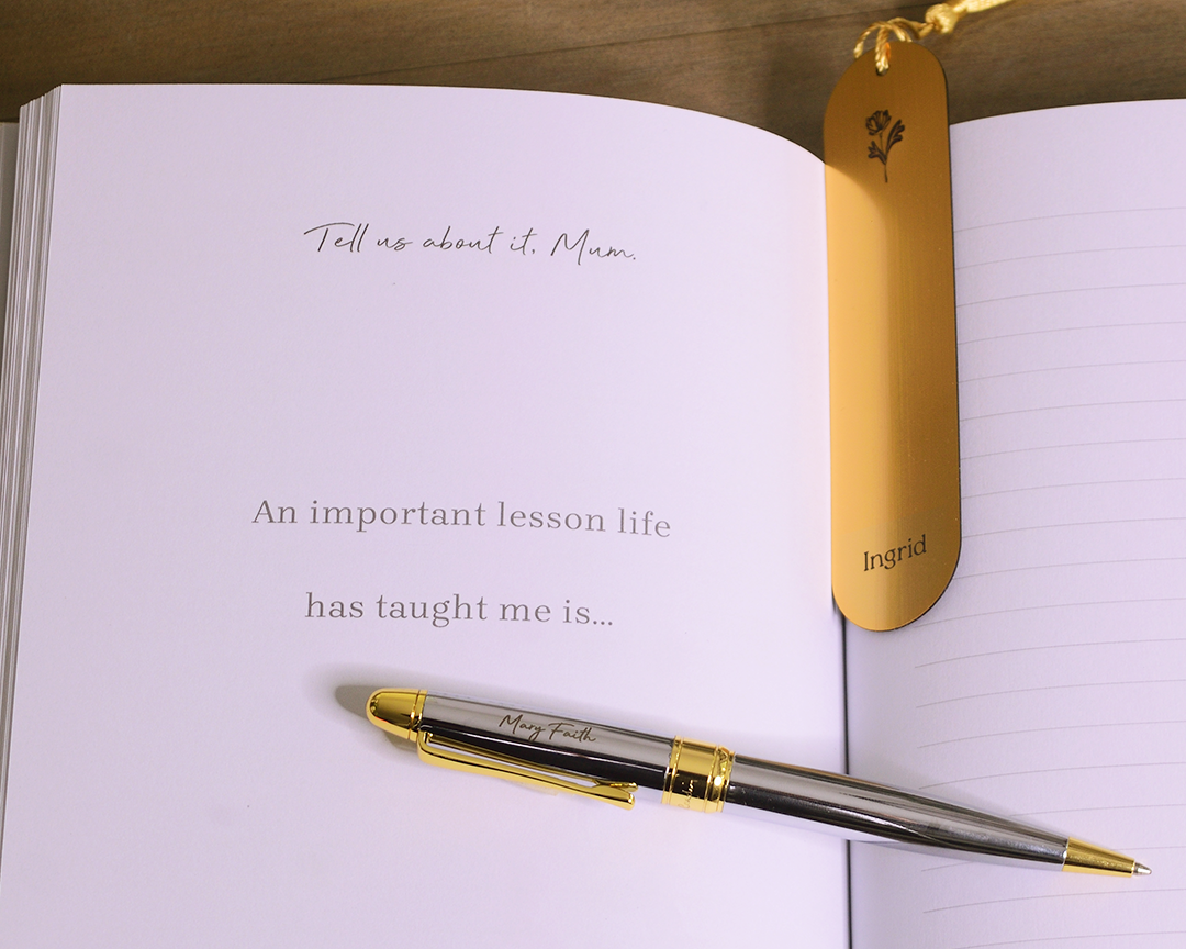 Bookmark-Slim_Rounded_Gold_03_Image_Lifestyle.png