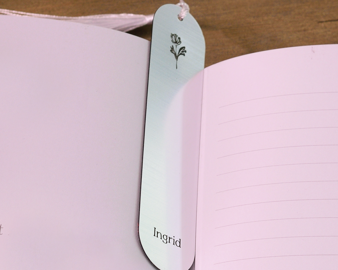 Bookmark-Slim_Rounded_Silver_01_Image_Lifestyle.png