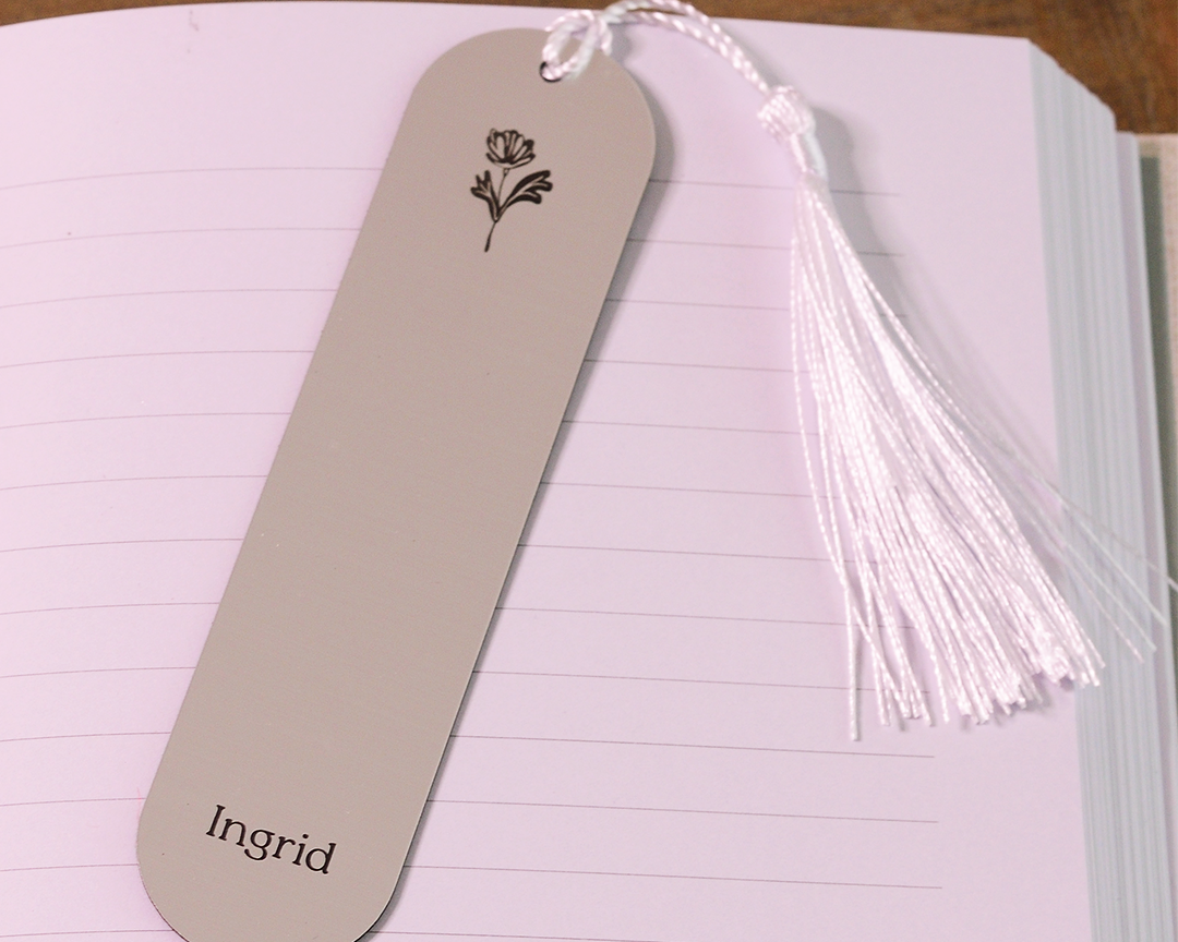 Bookmark-Slim_Rounded_Silver_02_Image_Lifestyle.png