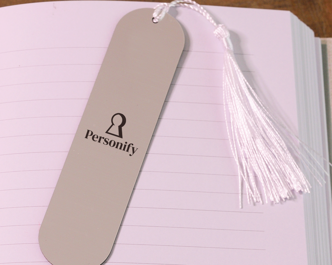 Bookmark-for-Corporate_Slim_Rounded_Silver_02_Image_Lifestyle_c46e7c83-b5b3-4f25-8030-54a037c73f54.png