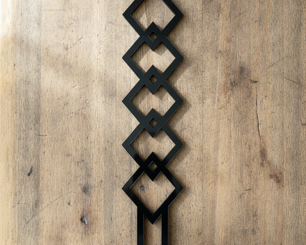 Plant-Trellis-Argyle_Black_02_Image_Front-View.png