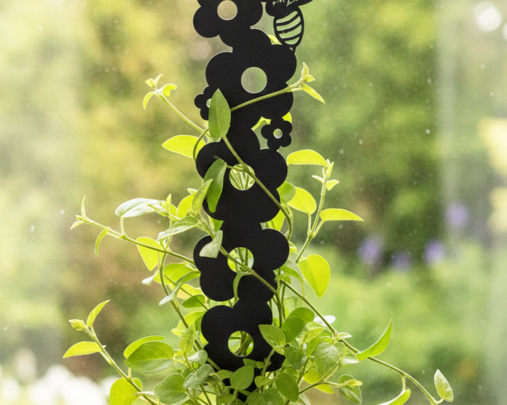 Plant-Trellis_Daisy_With-Engraving_Black_01_Image_Lifestyle.png