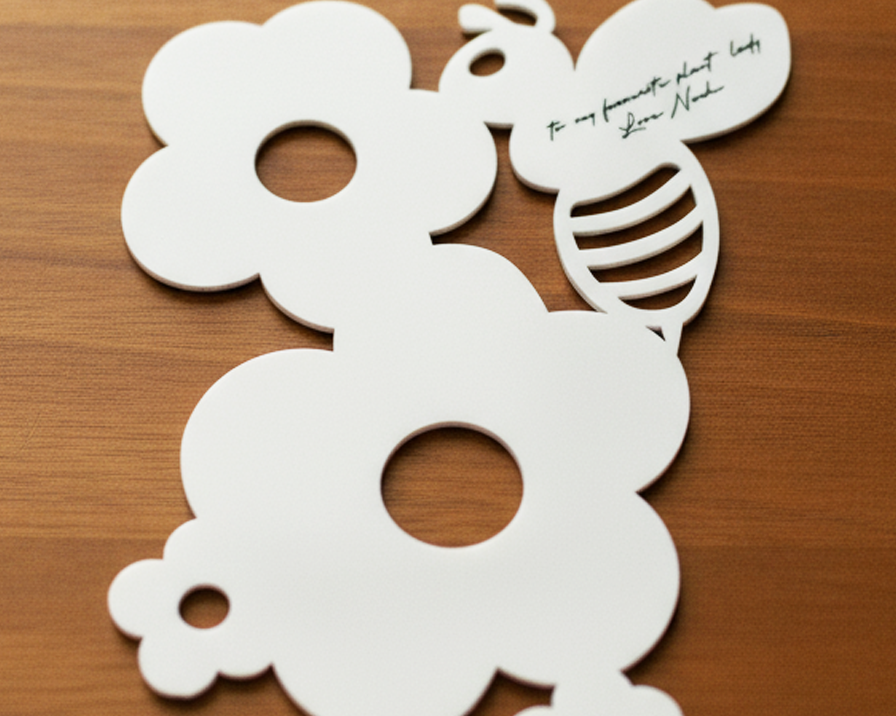 Plant-Trellis_Daisy_With-Engraving_White_02_Image_Close-Up.png