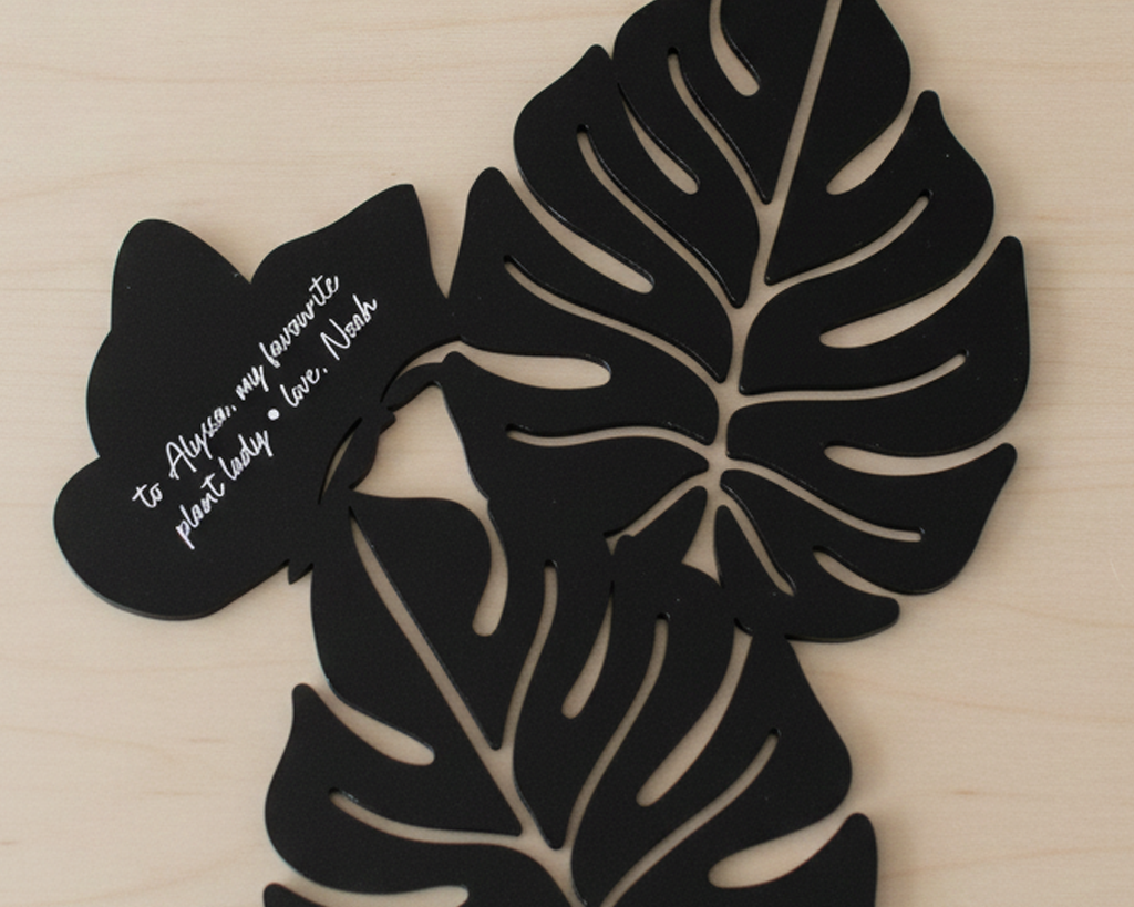 Plant-Trellis_Monstera_Black_With-Engraving_02_Image_Close-Up.png