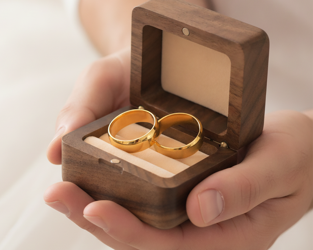 Ring-Box_Wooden_03_Image_Lifestyle.png