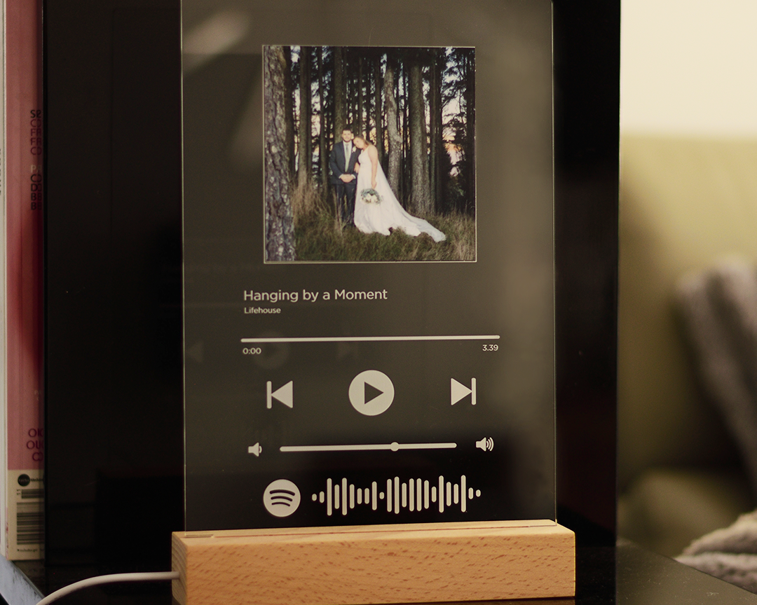 Spotify-Plaque_Wooden-Base_01_Image_Lifestyle-Note.png