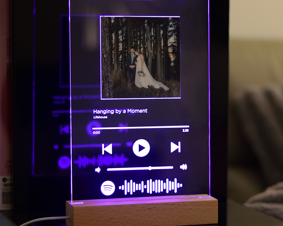 Spotify-Plaque_Wooden-Base_02_Image_Lifestyle-Note.png
