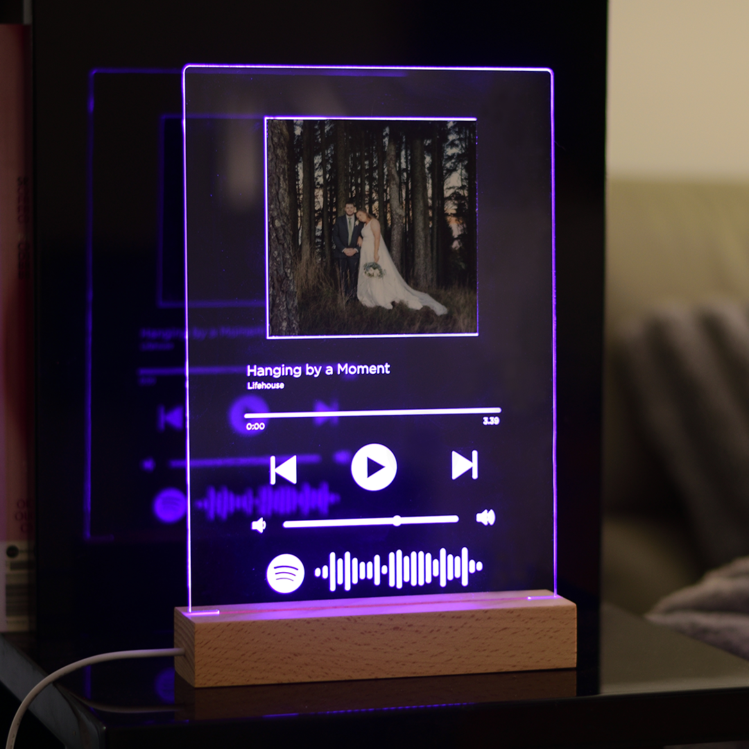 Spotify-Plaque_Wooden-Base_02_Image_Lifestyle.png