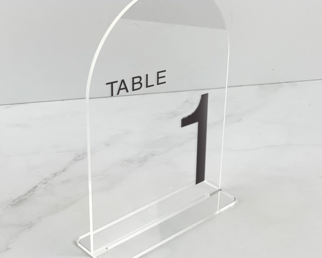 TableSign_Clear_Black_354c06cd-9e94-4cae-9331-7106dde5d22d.png