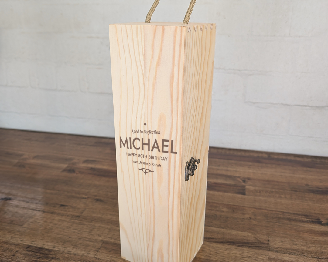 Wine-Box-Clasp_01_Image_Front-View-With-Engraving.png