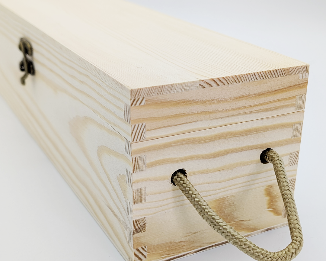 Wine-Box-Clasp_01_Image_Side-With-Handle-Close-Up.png