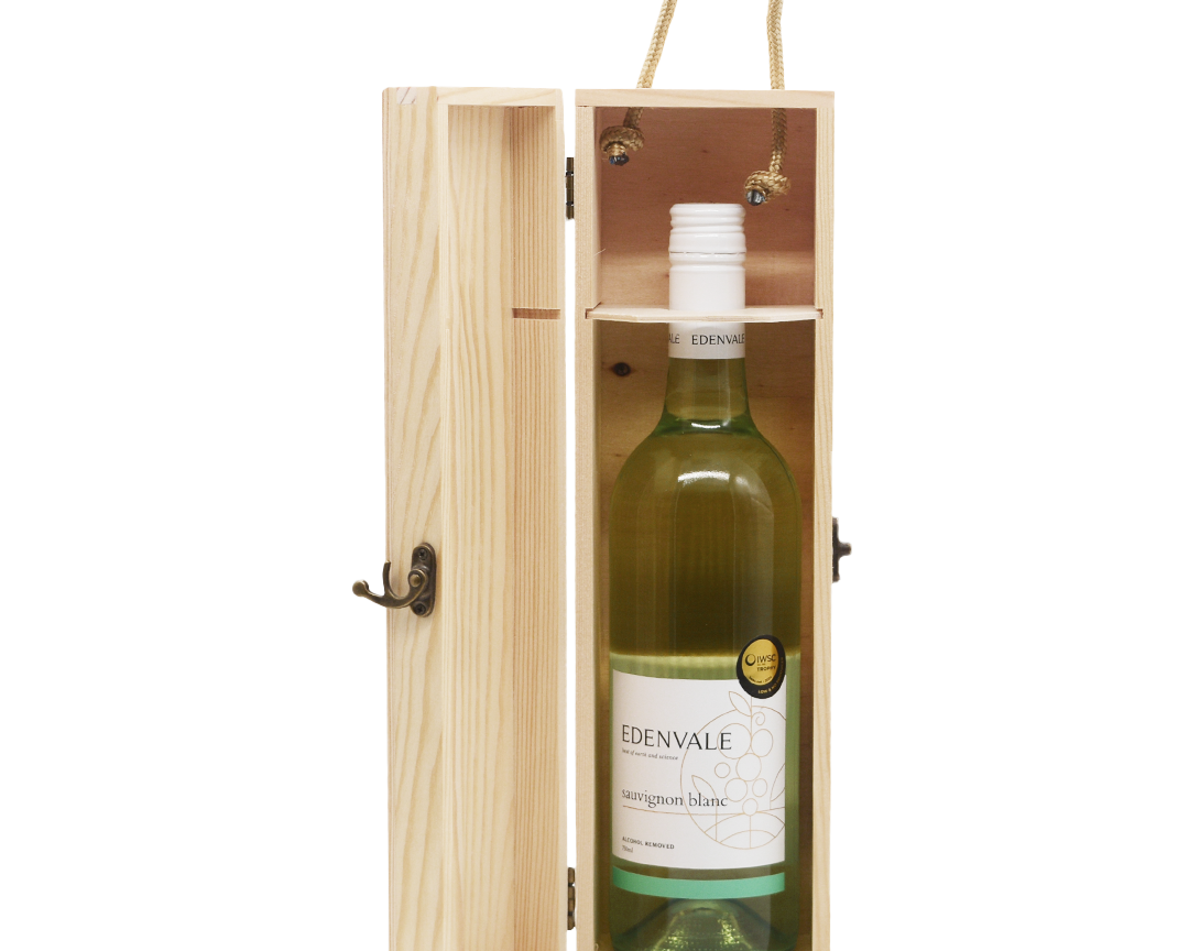 Wine-Box-Clasp_01_Image_Wine-Inside.png